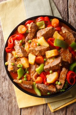 Patates, biber, bezelye, domates ve carr ile yavaş pişmiş sığır eti