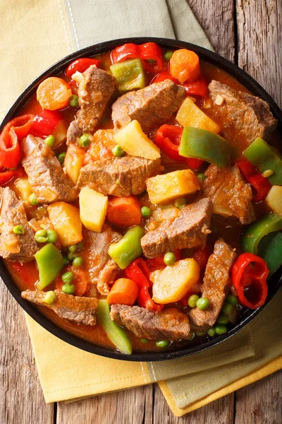 Filipińskie potrawy: kaldereta wołowiny z warzywami zbliżenie. Ver — Zdjęcie stockowe