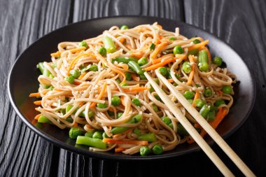 Japon soba salata sebze ve susam yakın çekim t