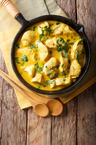 Poulet épicé dans une sauce de lait de coco gros plan dans une casserole. Gourmet — Photo