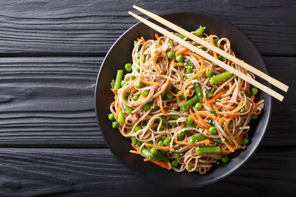 Japansk soba sallad med grönsaker och sesam närbild på t — Stockfoto