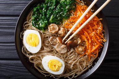 Soba Noodle çorba, sebze, shiitake mantar, yumurta ve s