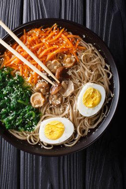 Buğday çorbası erişte ile sebze, shiitake mantar, yumurta 
