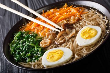 Sağlıklı gıda: soba çorba, sebze, shiitake mantar, yumurta