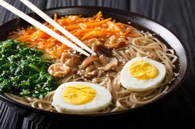 Soba Noodle çorba, sebze, shiitake mantar, yumurta ve s