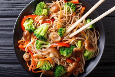 Japon yemekleri: Soba Erişte mantar, brokoli, havuç, p