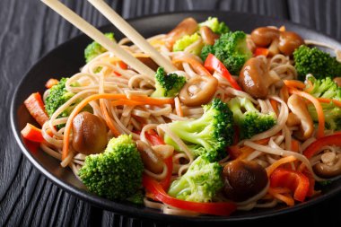 Japon yemekleri: Soba Erişte mantar, brokoli, havuç, p