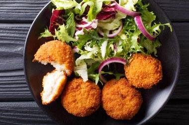 Cod Pasta üzerinde taze karışımı salata yakın bir plaka üzerinde çekim ile breading içinde