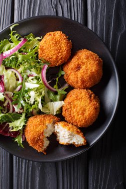 Sağlıklı yeme: Balık pasta ve taze salata yakın çekim bir plat cod