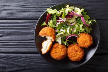 Sağlıklı yeme: Balık pasta ve taze salata yakın çekim bir plat cod