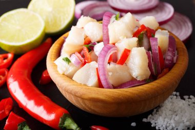 Sağlıklı balık ceviche COD soğan ve biberi yakın çekim ile bir 
