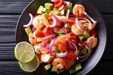 Bir tabakta sebze salsa yakın çekim ile baharatlı karides meze. h