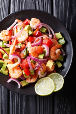 Bir tabakta sebze salsa yakın çekim ile baharatlı karides meze. V