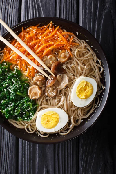 Fideos de sopa de trigo sarraceno con verduras, hongos shiitake, huevo — Foto de Stock