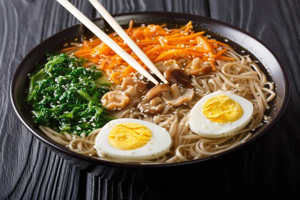 Cibo asiatico: zuppa di soba con verdure, funghi shiitake, uovo a — Foto Stock