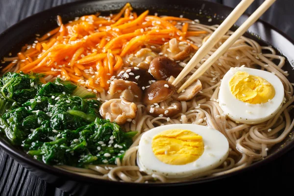 Sopa de Soba asiática con verduras, champiñones, huevo y semillas de sésamo — Foto de Stock