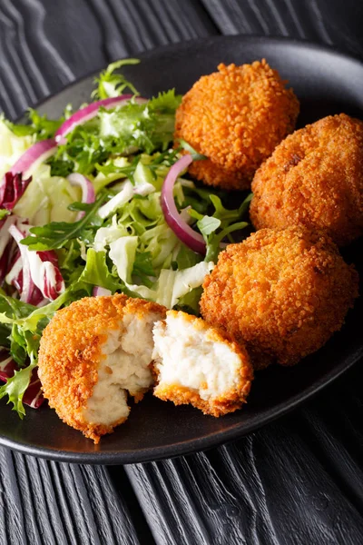 Torta di merluzzo in impanatura con insalata di mescolanza fresca primo piano su un piatto — Foto Stock