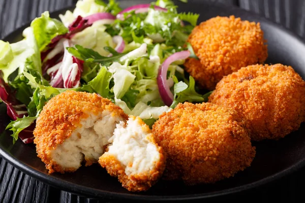 Pastel de bacalao con primer plano de ensalada fresca. horizontal —  Fotos de Stock