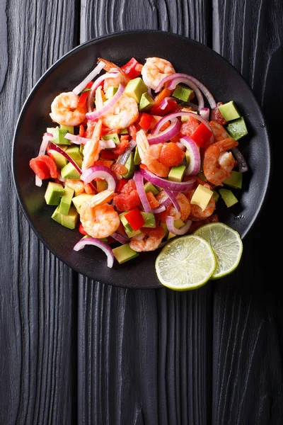 Delicioso ceviche de camarão com legumes, especiarias e clo de limão — Fotografia de Stock