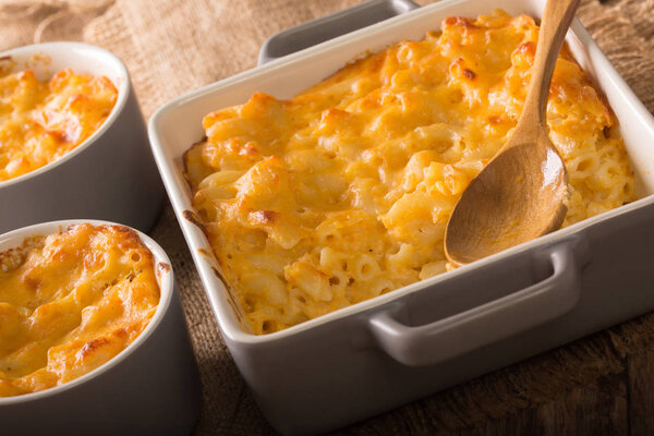 Вкусный макароны с сыром в выпечке крупным планом на столе. ч
