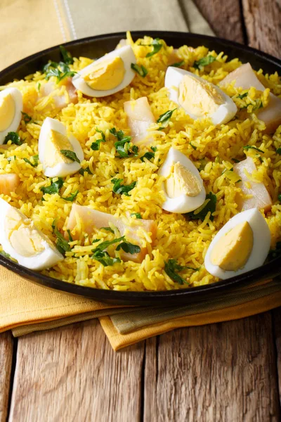 Comida tradicional: arroz Kedgeree con pescado ahumado, huevos, verduras a —  Fotos de Stock