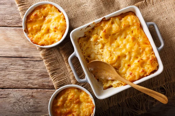 Amerikaanse braadpan macaroni en kaas in de ovenschaal close-up. — Stockfoto
