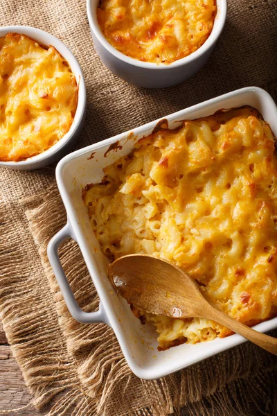 Delicioso macarrón y queso en un plato para hornear de cerca en una mesa. V. —  Fotos de Stock