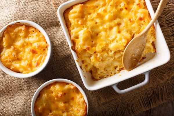 Heerlijke mac en kaas in een bakken schotel close-up op een tafel. h — Stockfoto