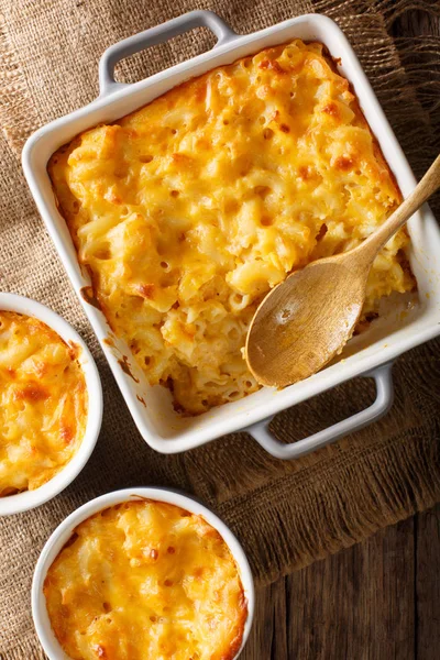 Heerlijke en hartige maaltijd: braadpan mac en kaas in een bakken — Stockfoto