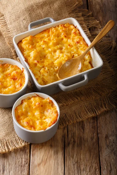 Νόστιμο και χορταστικό γεύμα: κατσαρόλα mac και το τυρί σε ένα ταψί — Φωτογραφία Αρχείου