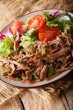 Bir tabl taze sebze salatası yakın çekim ile yavaş yavaş pişmiş sığır eti