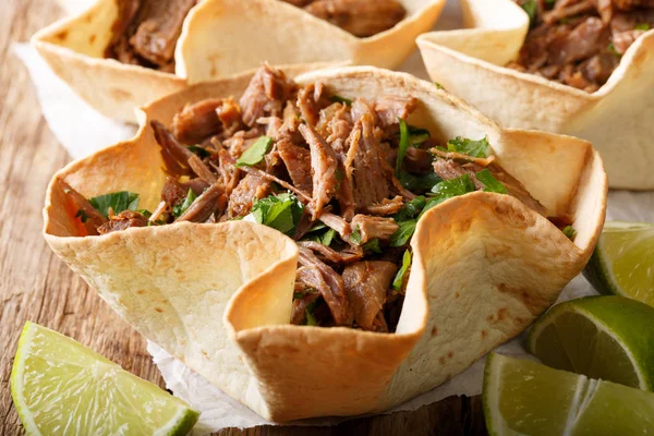 Barbacoa mexicana con carne de res y verduras de cerca. horizontal — Foto de Stock