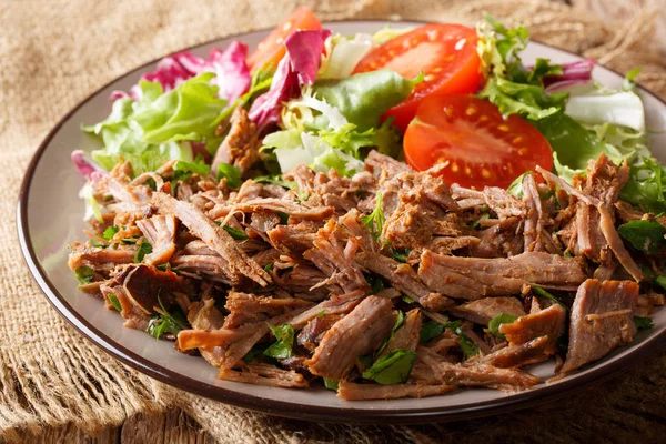 Pulled spicy beef with fresh vegetables close-up on a table. hor — Stock Photo, Image