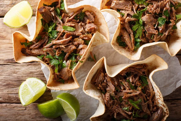 Tacos de barbacoa mexicanos con carne picante tirada de cerca. horizontales — Foto de Stock