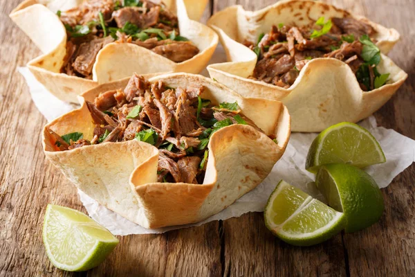 Mexican barbacoa tacos with spicy pulled beef close-up. Horizont — Stock Photo, Image