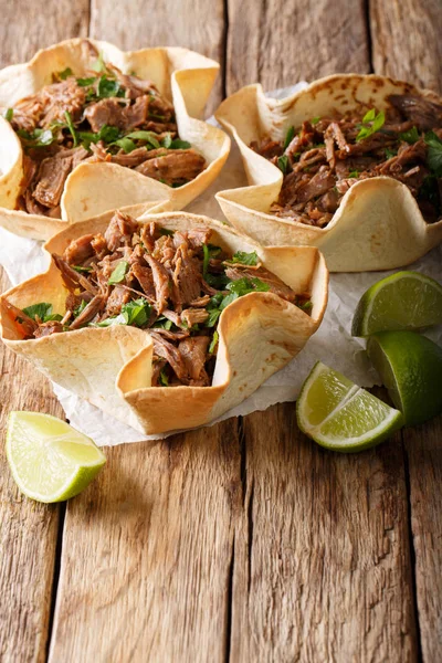 Pulled beef with lime and greens in a corn tortillas close-up on — Stock Photo, Image