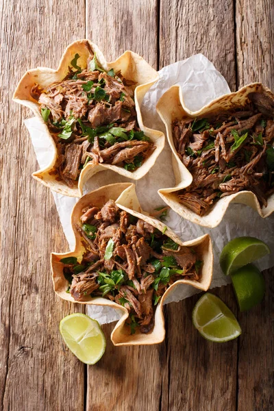 Barbacoa mexicana con carne de res, lima y verduras de cerca sobre papel. V. — Foto de Stock