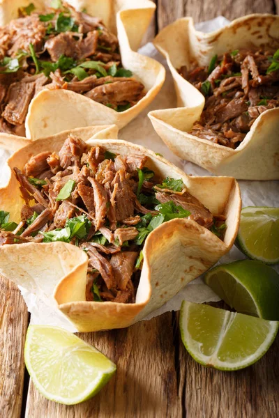 Barbacoa mexicana con carne de res, lima y verduras de cerca sobre papel. V. — Foto de Stock