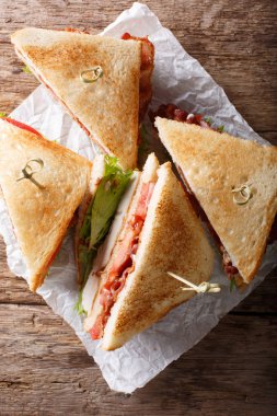 Katman club sandviç hindi eti, pastırma, domates ve lettuc ile