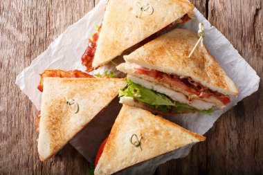 Katman club sandviç hindi eti, pastırma, domates ve lettuc ile