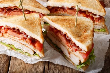 Katman club sandviç hindi eti, pastırma, domates ve lettuc ile