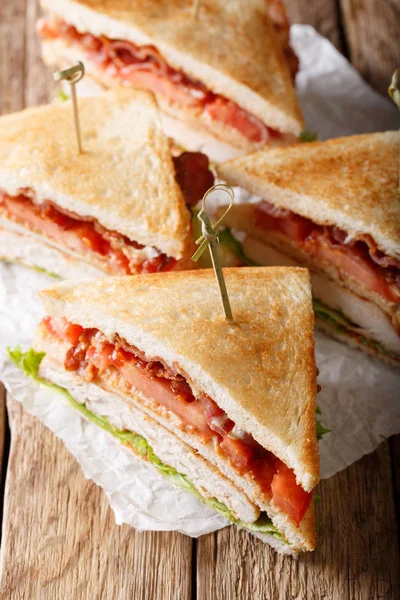 Sandwichs club avec viande frite, bacon et légumes close-up . — Photo