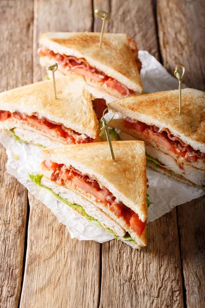 Club sandwich dengan daging kalkun panggang, bacon, tomat dan le — Stok Foto