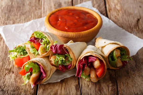 Burrito ρολά με γκρο πλαν Τουρκία, μαρούλι και ντομάτα στο χαρτί — Φωτογραφία Αρχείου