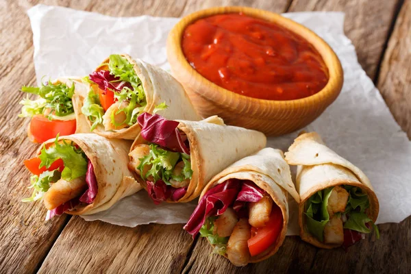 Burrito casero con pavo, lechuga y tomate de cerca en pap —  Fotos de Stock