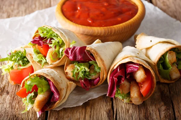 Φρεσκομαγειρεμένο burritos με Τουρκία, μαρούλι και λαχανικά clos — Φωτογραφία Αρχείου