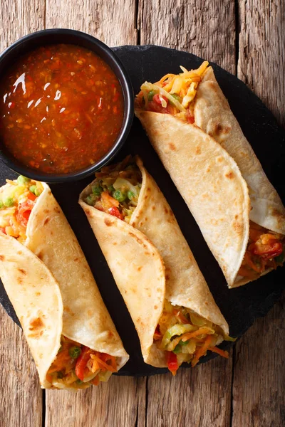 Comida vegetariana callejera india: Roti roll relleno de verduras — Foto de Stock