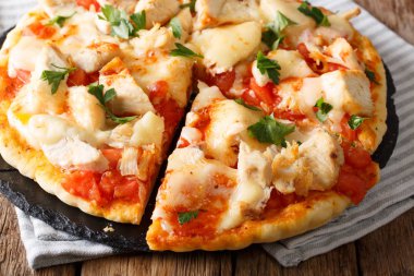 Amerikan pizza tavuk, domates, buffalo sos ile dilimlenmiş ve 