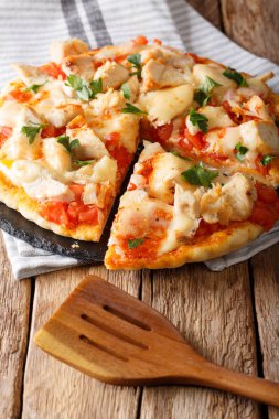 tavuk pizza kesip, domates, sos ve mozzarella c buffalo