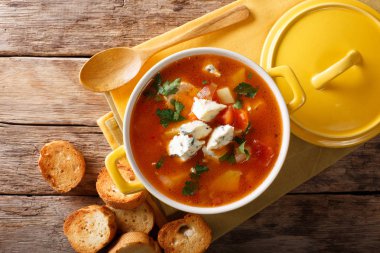 Tavuk buffalo çorbası ile sebze ve mavi peynir yakın çekim içinde